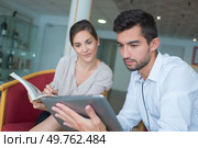 Man and woman looking at tablet screen. Стоковое фото, агентство Ingram Publishing / Фотобанк Лори