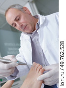 giving a pedicure. Стоковое фото, агентство Ingram Publishing / Фотобанк Лори