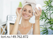 portrait of woman holding tweezers. Стоковое фото, агентство Ingram Publishing / Фотобанк Лори