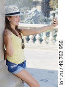young woman makes a selfie on phone. Стоковое фото, агентство Ingram Publishing / Фотобанк Лори