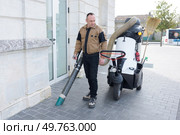 dustman works with exhauster. Стоковое фото, агентство Ingram Publishing / Фотобанк Лори