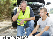 man on the phone reporting an incident on the road. Стоковое фото, агентство Ingram Publishing / Фотобанк Лори