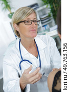 vaccination female doctor injecting vaccine. Стоковое фото, агентство Ingram Publishing / Фотобанк Лори