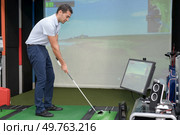 man training golf video-game. Стоковое фото, агентство Ingram Publishing / Фотобанк Лори