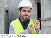 a tradesman smoking a cigarette. Стоковое фото, агентство Ingram Publishing / Фотобанк Лори