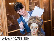 businesswoman estimates the price of art. Стоковое фото, агентство Ingram Publishing / Фотобанк Лори