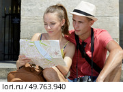 young couple tourist checking the city map. Стоковое фото, агентство Ingram Publishing / Фотобанк Лори