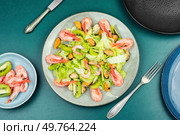 Shrimp and leafy vegetables salad with mussels. Healthy lunch. Top view.. Salad with mussels and shrimps. Стоковое фото, агентство Ingram Publishing / Фотобанк Лори