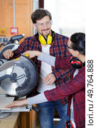 woman is ready to working on circular saw. Стоковое фото, агентство Ingram Publishing / Фотобанк Лори