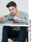 handicapped electronic parts assembler. Стоковое фото, агентство Ingram Publishing / Фотобанк Лори