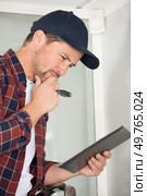 male technician looking at tablet. Стоковое фото, агентство Ingram Publishing / Фотобанк Лори