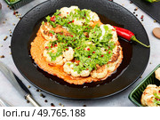 Roasted cauliflower florets are drizzled with creamy tahini sauce and sprinkled with pomegranate seeds.. Grilled cabbage with cheese sauce. Стоковое фото, агентство Ingram Publishing / Фотобанк Лори