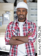 portrait of male engineer with his arms-crossed. Стоковое фото, агентство Ingram Publishing / Фотобанк Лори
