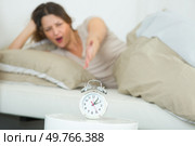 portrait of annoyed woman waking up. Стоковое фото, агентство Ingram Publishing / Фотобанк Лори