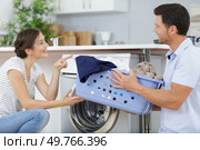 a couple doing chores together. Стоковое фото, агентство Ingram Publishing / Фотобанк Лори