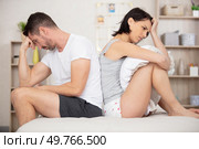 young couple back to back ignoring each other. Стоковое фото, агентство Ingram Publishing / Фотобанк Лори