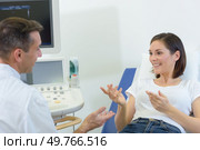 exchange between radiologist and patient. Стоковое фото, агентство Ingram Publishing / Фотобанк Лори