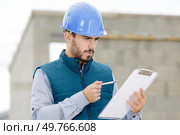 workman in blue dungarees with clipboard. Стоковое фото, агентство Ingram Publishing / Фотобанк Лори