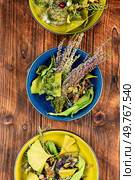 Dried various flowers and plants on rustic wooden table. Herbal apothecary display, freshly gathered and dried herbs.. Dried medicinal herbs, herbal medicine. Стоковое фото, агентство Ingram Publishing / Фотобанк Лори