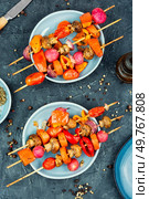 Skewers with tasty vegetables. Barbecue grilled vegetable kebabs on a plate. Flat lay.. Vegetarian grill skewers. Стоковое фото, агентство Ingram Publishing / Фотобанк Лори