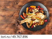 Cambala or flatfish in a fruit marinade. Dietary fish, flounder fish baked or fried with figs, kiwi and sharp pepper. Copy space.. Cambala fish in a fruit marinade. Стоковое фото, агентство Ingram Publishing / Фотобанк Лори