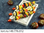 Colorful vegetable skewers or vegetarian grill spits.. Skewers of colorful vegetables. Стоковое фото, агентство Ingram Publishing / Фотобанк Лори