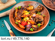 Spare ribs or grilled ribs with stewed vegetables in rustic bowl. Barbecue ribs.. Grilled meat ribs with fried potato. Стоковое фото, агентство Ingram Publishing / Фотобанк Лори