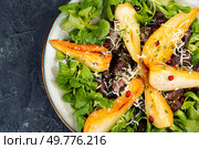 Warm autumn salad with fresh lettuce,chicken liver, caramelized pear.. Diet healthy salad. Стоковое фото, агентство Ingram Publishing / Фотобанк Лори