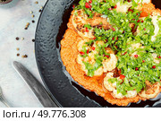 Delicious roasted cauliflower with fresh parsley and sauce.. Delicious vegan, organic cauliflower. Стоковое фото, агентство Ingram Publishing / Фотобанк Лори