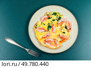 Tasty creamy omelet with shrimps or scrambled eggs and shrimps. Top view.. Omelet with shrimp and spinach. Стоковое фото, агентство Ingram Publishing / Фотобанк Лори