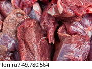 Sliced raw venison deer meat for a stew. Close up.. Plate of raw goulash. Стоковое фото, агентство Ingram Publishing / Фотобанк Лори