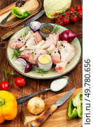 Raw chicken legs for roasting or soup. Fresh raw chicken legs.. Freshly cut raw chicken legs. Стоковое фото, агентство Ingram Publishing / Фотобанк Лори