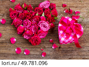 bunch of mauve roses for valentines day on wooden table background. bunch of fresh mauve roses. Стоковое фото, агентство Ingram Publishing / Фотобанк Лори