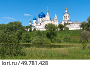 Bogolyubsky Monastery of the Nativity of the Virgin is a female Orthodox monastery on the banks of the Monastic Pond on a sunny summer day, Bogolyubovo, Suzdal district, Vladimir region, Russia. Стоковое фото, фотограф Ula Ulachka / Фотобанк Лори