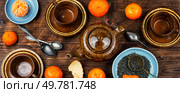 Cups of tea, teapot, mandarins or tangerines. Clementines tea flavor, tea with fruit.. Glass kettle of tangerines tea. Стоковое фото, агентство Ingram Publishing / Фотобанк Лори