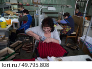 Тула. Женщины за работой на фабрике. (2016 год). Редакционное фото, фотограф Дмитрий Киселёв / Фотобанк Лори