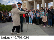 Парк Горького, День Победы. Ветеран Великой Отечественной Войны танцует с пожилой женщиной во время выступления военного оркестра. (2023 год). Редакционное фото, фотограф Дмитрий Киселёв / Фотобанк Лори