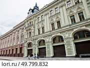 Улица Ильинка, дом 10/2, строение 1 и дом 8, строение 2. Москва. Россия. Редакционное фото, фотограф E. O. / Фотобанк Лори