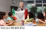 in geography lesson, students carefully listen to woman teacher who talks about Italy. Стоковое видео, видеограф Яков Филимонов / Фотобанк Лори