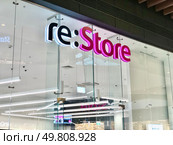 Вывеска магазина re:Store в торговом центре. Редакционное фото, фотограф Иван Синайко / Фотобанк Лори