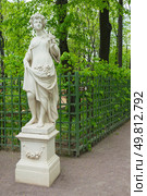 SAINT PETERSBURG, RUSSIA - May 23, 2025: Sculpture of goddess Flora in Summer Garden. Flora, goddess of flowers, youth and spring, is depicted as girl with flowers. Sculptor P. Baratta, 18th century. Редакционное фото, фотограф Виктория Катьянова / Фотобанк Лори
