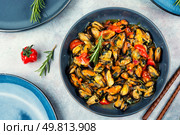 Fried mussels with spices and sauce. Seafood, healthy food.. Fresh cooked mussels. Стоковое фото, агентство Ingram Publishing / Фотобанк Лори