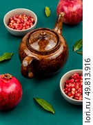 Freshly brewed fruit and herbal tea with fresh pomegranate seeds.. Fruit tea with pomegranate. Стоковое фото, агентство Ingram Publishing / Фотобанк Лори