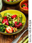 Healthy food, a vibrant spring salad with strawberries, broccoli and green asparagus.. Tasty strawberries, asparagus salad. Стоковое фото, агентство Ingram Publishing / Фотобанк Лори