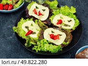 Terrible sandwiches for Halloween. Halloween monster sandwich with cheese.. A group of sandwiches with Halloween decorations. Стоковое фото, агентство Ingram Publishing / Фотобанк Лори