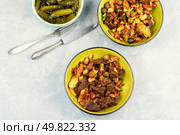 Azu is a classic dish of Tatar cuisine from stewed beef, pickles and potatoes. Stewed vegetables with meat. Overhead view.. Tatar azu from beef with pickles. Стоковое фото, агентство Ingram Publishing / Фотобанк Лори