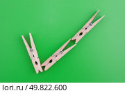 Acceptance sign made of wooden clothes pegs on a green background. Стоковое фото, агентство Ingram Publishing / Фотобанк Лори