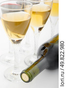 wine in wineglasses with closed bottle. Стоковое фото, агентство Ingram Publishing / Фотобанк Лори