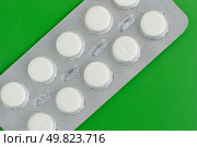 Macro view of white pills on green background. Стоковое фото, агентство Ingram Publishing / Фотобанк Лори