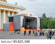 Зрители смотрят джазовое выступление на фестивале на ВДНХ. Редакционное фото, фотограф Галина Эмберг / Фотобанк Лори